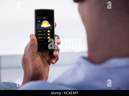 Close-up of Person Holding Mobile Phone montrant Temps Banque D'Images