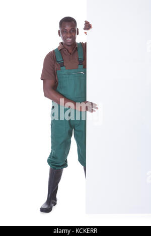 Young male Gardener Holding Loi sur fond blanc Banque D'Images