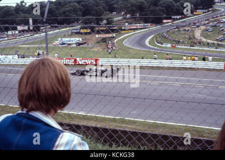 Des scènes de foule motorsport 1978 à 1986 numérisées à partir de 35mm et 1/2 plein cadre originaux. D'où du bruit et des rayures. Lot de 33 images. brands hatch, Hampshire et brighton. édité pour l'habillement, la mode, l'image corporelle, etc., l'histoire sociale historique quasi Banque D'Images