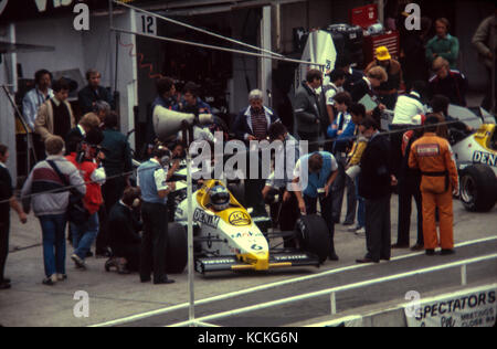 Des scènes de foule motorsport 1978 à 1986 numérisées à partir de 35mm et 1/2 plein cadre originaux. D'où du bruit et des rayures. Lot de 33 images. brands hatch, Hampshire et brighton. édité pour l'habillement, la mode, l'image corporelle, etc., l'histoire sociale historique quasi Banque D'Images