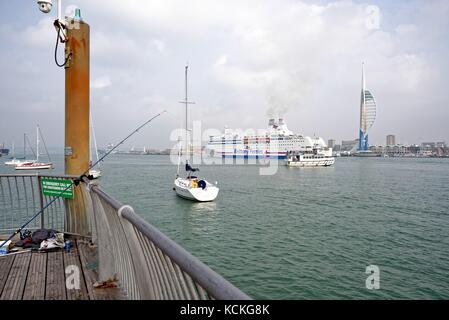 Bretagne Normandie ferry entrant dans le port de Portsmouth Hampshire UK Banque D'Images