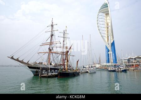 Grand voilier amarré à GUNWHARF QUAYS Portsmouth Hampshire UK Banque D'Images