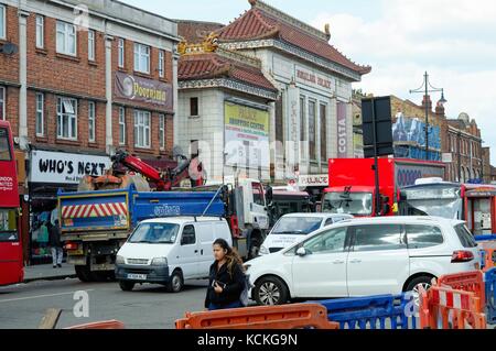 Le trafic congestionné dans South Road Londres Royaume-Uni Southall Banque D'Images