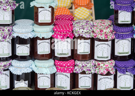 Des confitures sur un marché de fermiers box pour vente à l'automne de Malvern, Worcestershire, Royaume-Uni afficher Banque D'Images