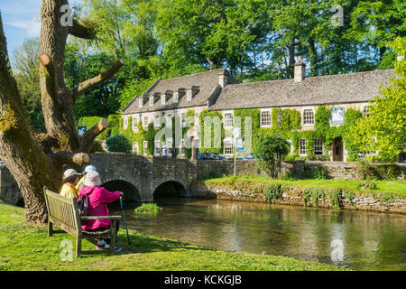 Rivière Colne, et Swan Hotel, Bibery, à proximité de Arlington Row, Cotswolds, en Angleterre ; Royaume-Uni ; Banque D'Images