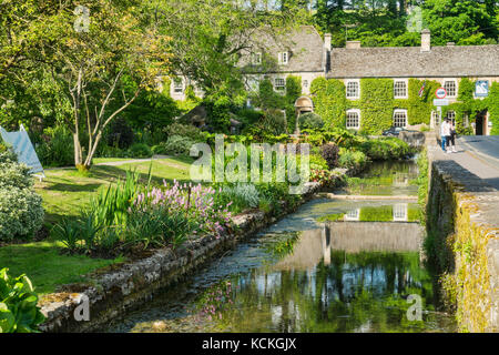 La truite de rivière, ferme, et Swan Hotel, Bibery, à proximité de Arlington Row, Cotswolds, en Angleterre ; Royaume-Uni ; Banque D'Images