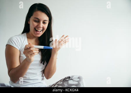 Woman pregnance test dans le bonheur Banque D'Images