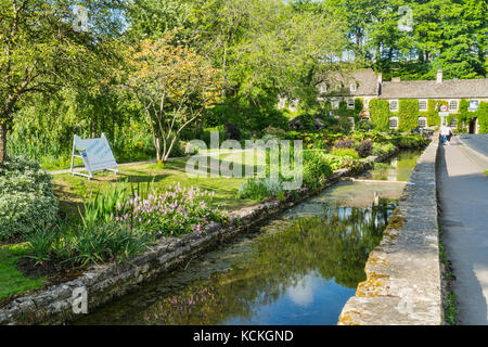 La truite de rivière, ferme, et Swan Hotel, Bibery, à proximité de Arlington Row, Cotswolds, en Angleterre ; Royaume-Uni ; Banque D'Images