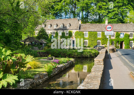 Rivière Colne, trout farm, et Swan Hotel, Bibery, à proximité de Arlington Row, Cotswolds, en Angleterre ; Royaume-Uni ; Banque D'Images