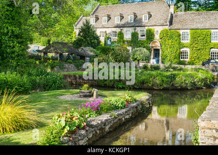 Rivière Colne, trout farm, et Swan Hotel, Bibery, à proximité de Arlington Row, Cotswolds, en Angleterre ; Royaume-Uni ; Banque D'Images