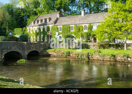 Rivière Colne, et Swan Hotel, Bibery, à proximité de Arlington Row, Cotswolds, en Angleterre ; Royaume-Uni ; Banque D'Images