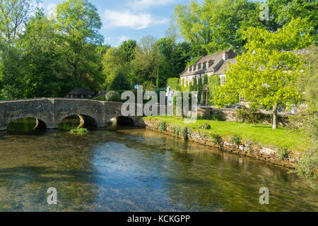 Rivière Colne, et Swan Hotel, Bibery, à proximité de Arlington Row, Cotswolds, en Angleterre ; Royaume-Uni ; Banque D'Images