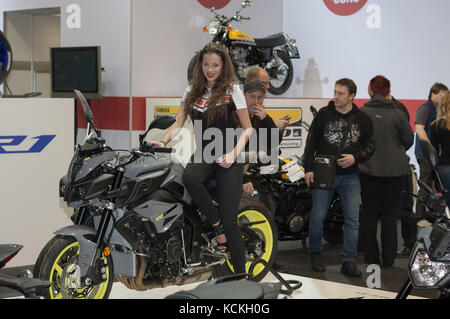 Brno, République tchèque-mars 4,2016 : belle hôtesse se trouve sur la moto Yamaha Mt 10, le salon international pour les motos sur mars 4,2016 à Brno je Banque D'Images