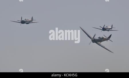 3 La Seconde Guerre mondiale Spitfire ML407, PP972 et NH341 effectuant à la bataille d'Angleterre à l'Airshow en 2017 IWM Duxford Banque D'Images