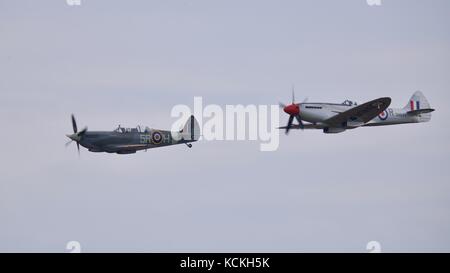 Une paire PV Supermarine Spitfire202 et SM845 volant en formation à la bataille d'Angleterre à l'air show Duxford IWM Banque D'Images