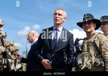 Jens Stoltenberg, secrétaire général de l'OTAN, américains et britanniques visites soldats déployés à l'appui d'une présence renforcée de l'avant le 25 août 2017 mission de bemowo piskie, Pologne. (Photo par John w via strickland. planetpix) Banque D'Images