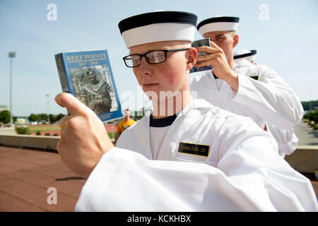 L'Académie navale des États-Unis a lu le manuel de l'aspirant Reef points lors de la journée d'intronisation le 29 juin 2017 à Annapolis, Maryland. (Photo par US Navy photo via Planetpix) Banque D'Images