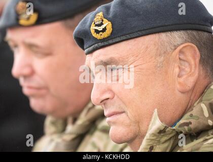 Le chef de la Défense britannique Sir Stuart Peach regarde les Royal Marines effectuer des exercices de sécurité maritime dans une garnison le 25 août 2017 près d'Édimbourg, en Écosse. (Photo PO1 Dominique A. Pineiro via Planetpix) Banque D'Images