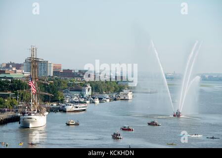 L'USCGC Eagle, navire à voile de la Garde côtière américaine Gorch Fock-class barque training cutter, amarre dans un port le long du fleuve Potomac pendant la seconde Guerre mondiale bataille de Guadalcanal 75e anniversaire pour la fête du travail le 4 septembre 2017 à Alexandria, Virginie. (Photo PO1 Andrew Kendrick via Planetpix) Banque D'Images