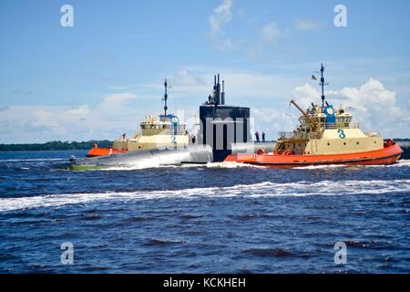 Des remorqueurs de la marine américaine de remorquage de classe ohio-balistique sous-marin USS Maryland dans son port d'attache à la naval submarine base kings Bay le 25 août 2017 dans la région de Kings Bay, en Géorgie. (Photo par Bradley j. gee par planetpix) Banque D'Images