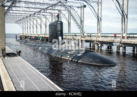 Le sous-marin d'attaque rapide USS North Dakota de classe Virginie de l'US Navy arrive au Trident REFIT Facility Magnetic Silencing Facility à la base navale de sous-marins Kings Bay le 29 août 2017 à Kings Bay, en Géorgie. (Photo de Bradley J. Gee via Planetpix) Banque D'Images