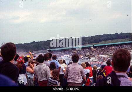 Des scènes de foule motorsport 1978 à 1986 numérisées à partir de 35mm et 1/2 plein cadre originaux. D'où du bruit et des rayures. Lot de 33 images. brands hatch, Hampshire et brighton. édité pour l'habillement, la mode, l'image corporelle, etc., l'histoire sociale historique quasi Banque D'Images