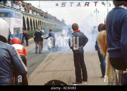 Des scènes de foule motorsport 1978 à 1986 numérisées à partir de 35mm et 1/2 plein cadre originaux. D'où du bruit et des rayures. Lot de 33 images. brands hatch, Hampshire et brighton. édité pour l'habillement, la mode, l'image corporelle, etc., l'histoire sociale historique quasi Banque D'Images