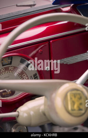 L'intérieur d'une vieille voiture Peugeot Banque D'Images