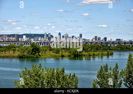 Vue de Montréal à partir de la rive sud en été Banque D'Images