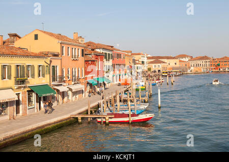 L'île de Murano, Venise, Vénétie, Italie, voir le long de la Riva Longa au coucher du soleil, avec des bâtiments et bateaux amarrés vue du Ponte Longa Banque D'Images