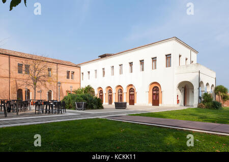 L'île de San Servolo, Venise, Italie, le bar et le café dans le complexe universitaire internationale historique de Venise au coucher du soleil. Utilisé pour les congrès et les élèves Banque D'Images