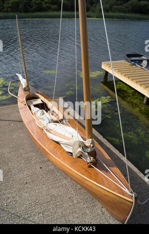 L'homme en bois de deux canots à voile sur cale avec deux (2) mâts voiles ferlées, mais est prêt à se lancer dans la rivière derrière. Vue de dessus). Banque D'Images