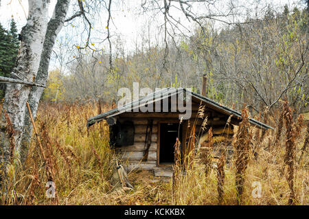 Datcha dans la forêt boréale - Fédération de petite cabane pour les chasseurs Banque D'Images