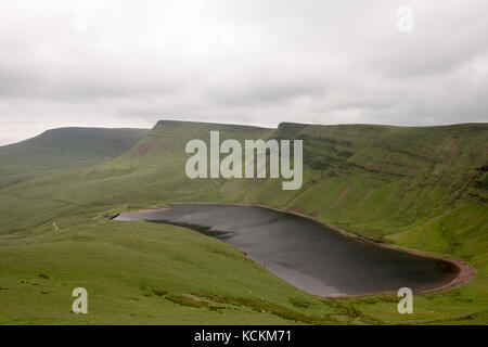 Walker Hill wild camps près de llyn y fan fawr Lake et de randonnées les sommets autour. Banque D'Images