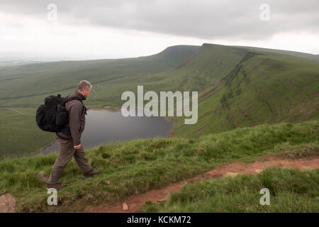 Walker Hill wild camps près de llyn y fan fawr Lake et de randonnées les sommets autour. Banque D'Images