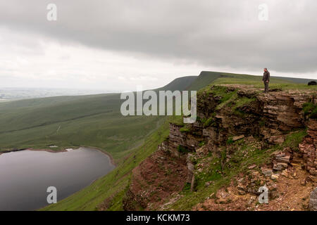 Walker Hill wild camps près de llyn y fan fawr Lake et de randonnées les sommets autour. Banque D'Images