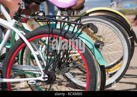 Un groupe de deux roues des vélos à la côte de del mar, à San Diego, en Californie. Banque D'Images