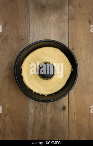 Gâteau de coton au café dans une poêle à gâteau en tube rond noire, prête à manger, sur une table en bois rustique, maison, plat Banque D'Images