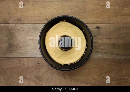 Gâteau de coton au café dans une poêle à gâteau en tube rond noire, prête à manger, sur une table en bois rustique, maison, plat Banque D'Images