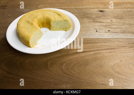 Gâteau de coton maison au café sur la plaque blanche, prêt à manger, sur une table en bois rustique Banque D'Images