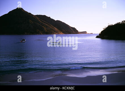 Wineglass Bay en début de matinée, avec des bateaux de pêche. Parc national de Freycinet, Tasmanie, Australie Banque D'Images