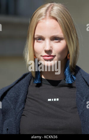 Milan, Italie - 22 septembre 2017 : mannequin blonde portant un t-shirt noir et une veste de femme bleue pendant le défilé Krizia, photographié dans la rue Banque D'Images