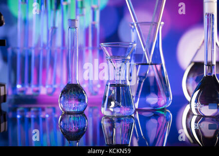 Concept de laboratoire. béchers, tubes à essai et microscope coloful. arrière-plan flou. Banque D'Images