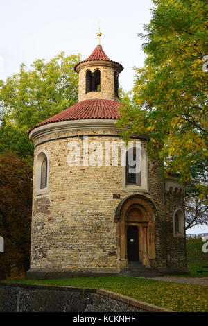 Rotonde de st. Martin à vyšehrad à Prague. automne voir avec feuillage coloré. Banque D'Images