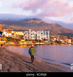 La rivière Derwent s'étend tôt le matin d'hiver, au-delà du mont Wellington, avec un léger dépoussiérage de neige. Hobart, Tasmanie, Australie Banque D'Images