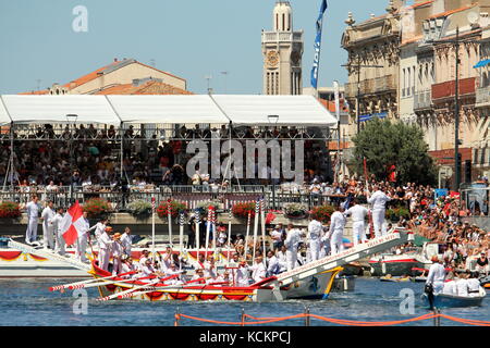 Joueuses d'eau traditionnelles françaises se préparant à concourir au Festival de Saint-Louis de Sète, Herault, Languedoc, France en 2017 Banque D'Images