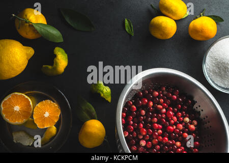 Image de mandarine, citron et de canneberges sur une table horizontale vue côté gris Banque D'Images