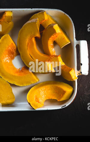 Les gros morceaux de citrouille dans la forme pour la cuisson verticale close-up Banque D'Images