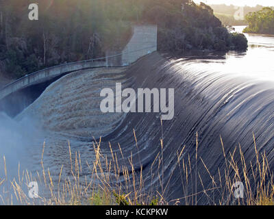 Le barrage de Trevallyn déborde pendant les inondations. Launceston, Tasmanie, Australie Banque D'Images