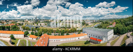 Vilnius, Lituanie - 5 juillet 2016 : panorama paysage urbain ville moderne et une partie de la vieille ville. nouvel arsenal, fondement de l'église de st. et st ann, Barbara. Banque D'Images